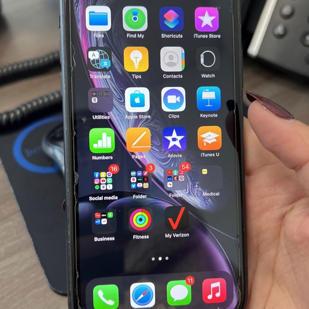 IPHONE XR - Picture 2 of 3